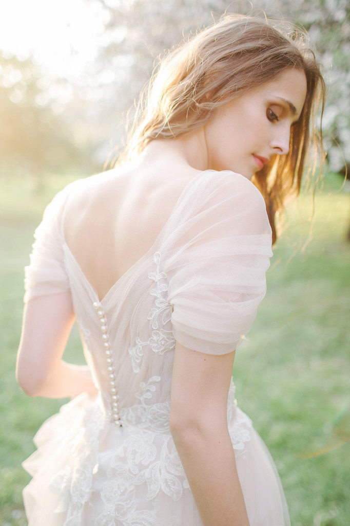 Fiatal gyönyörű menyasszony portré parkban, virágok - Fotó, kép