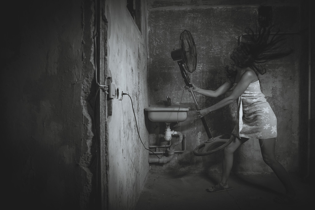 Дешевое жилье. Девушка сушит волосы импровизированными средствами. Черный и
 - Фото, изображение