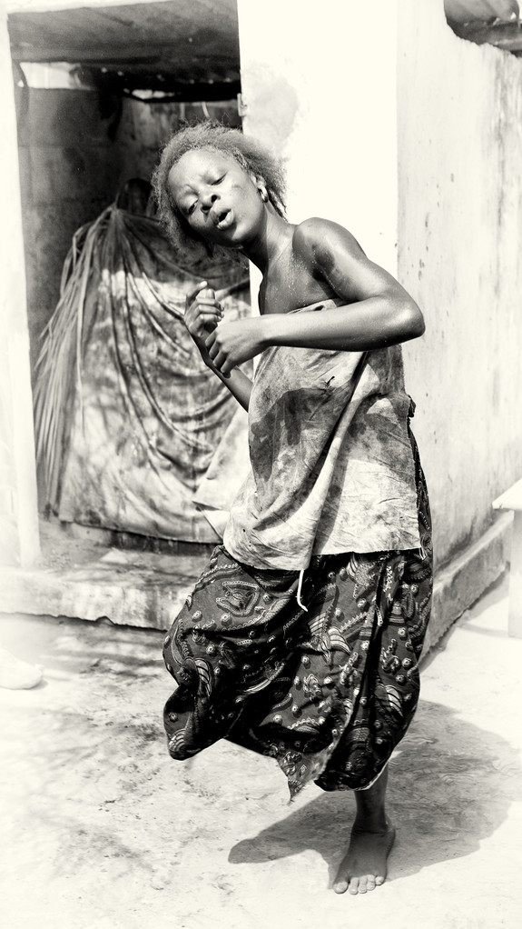 Beautiful dancing woman from Togo - Photo, Image