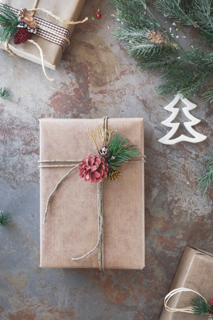 Noel armağan rustik arka plan üstünde - Fotoğraf, Görsel