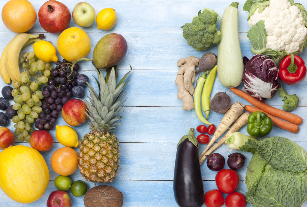 Frutas e legumes em tábua de madeira
 - Foto, Imagem