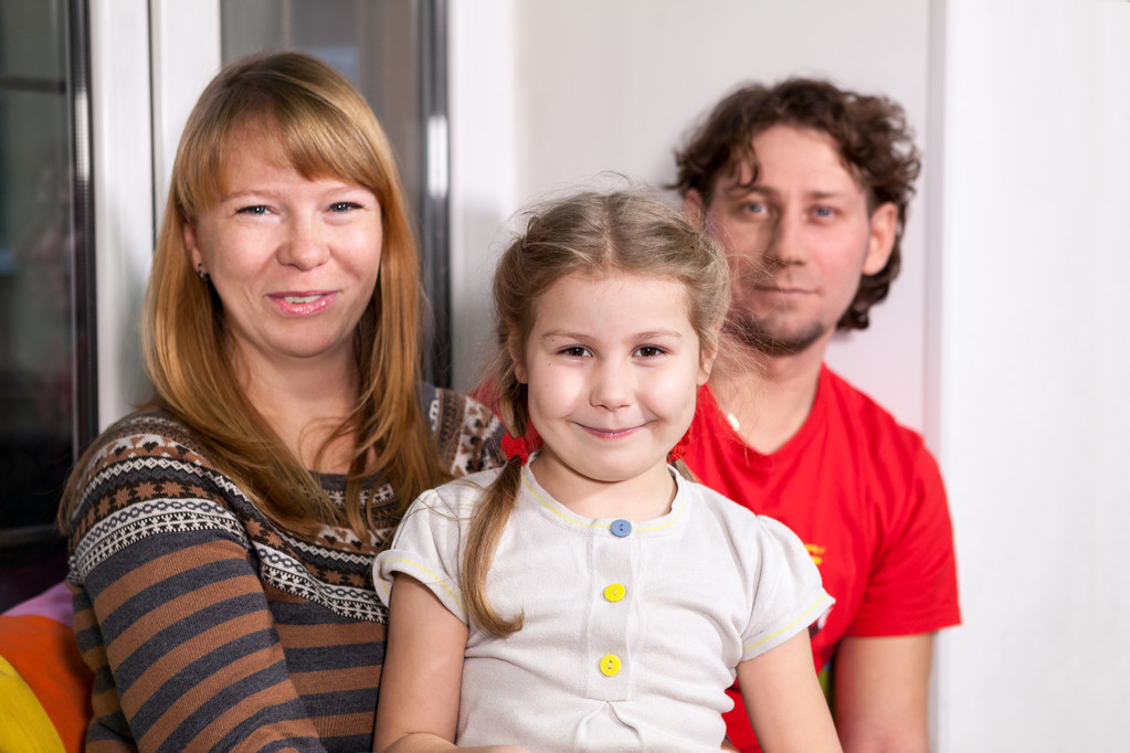 Šťastná rodina sedí na parapetu v pokoji - Fotografie, Obrázek