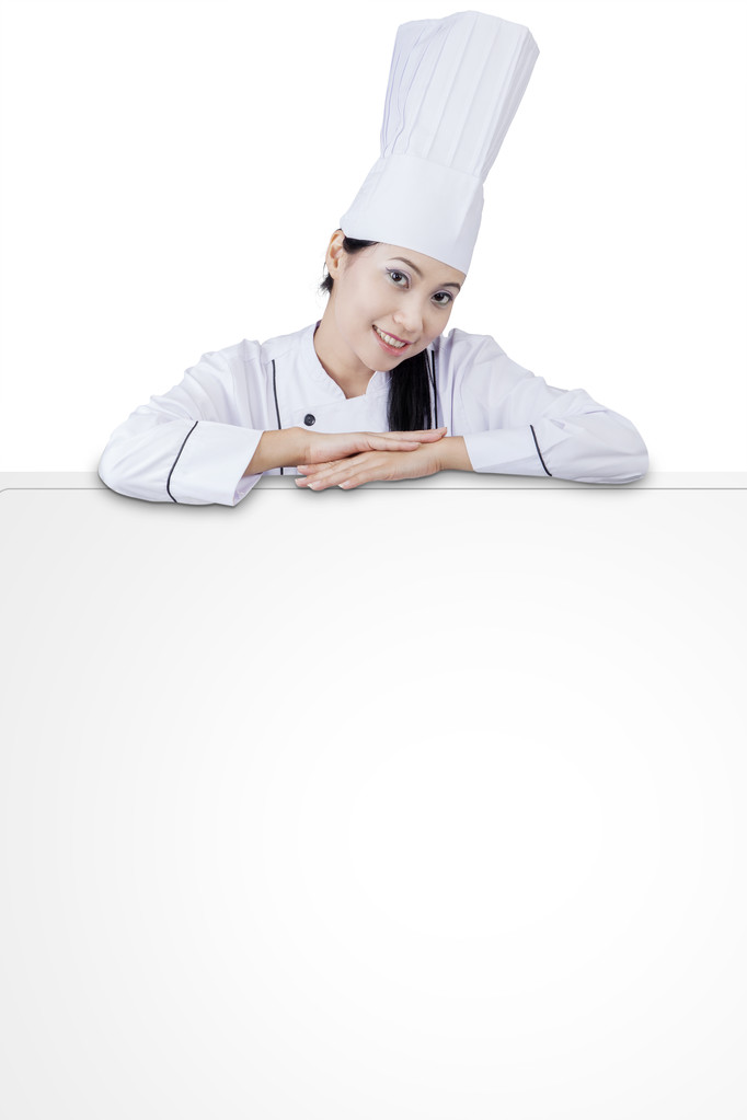 Vrij vrouwelijke chef-kok en leeg bord - Foto, afbeelding