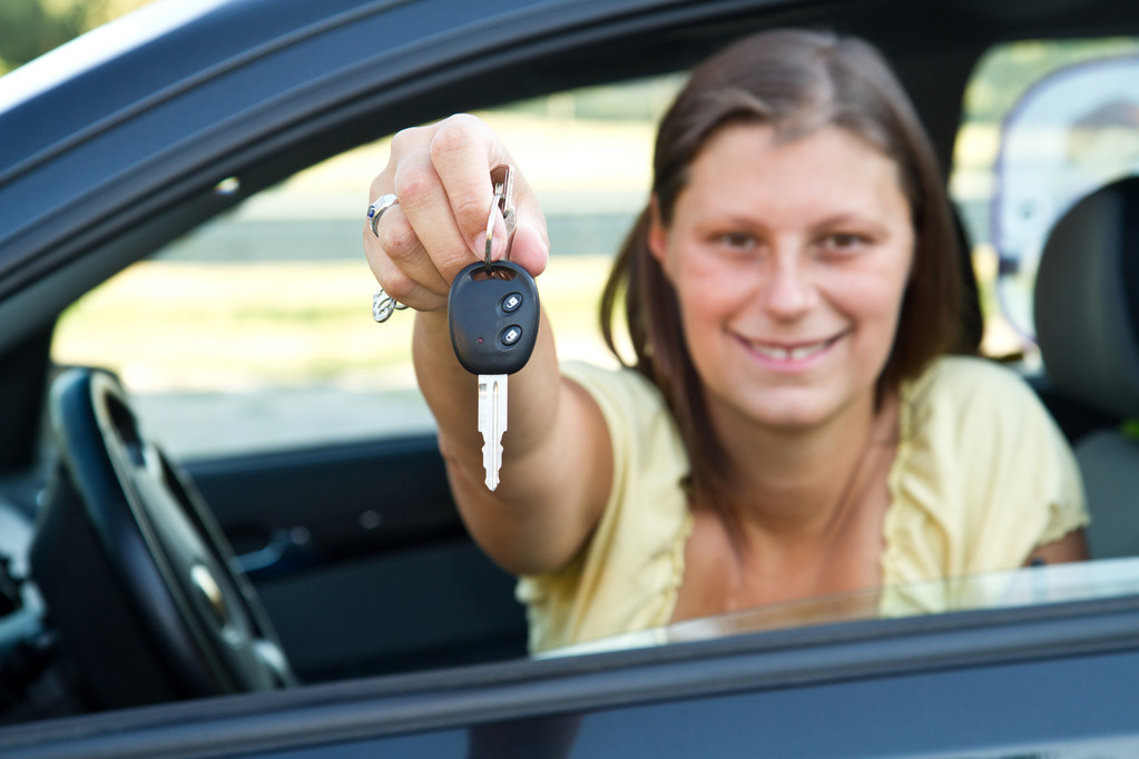 Autofahrerin zeigt lächelnd Autoschlüssel - Foto, Bild