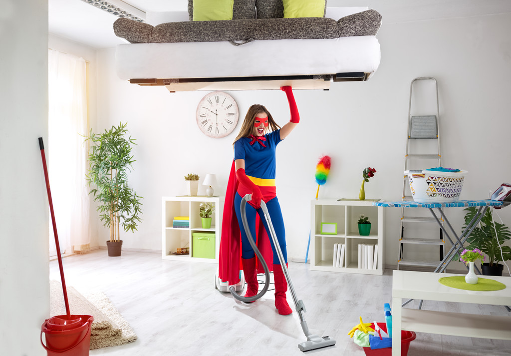 Forte super femme au foyer nettoyage de la maison et tenant mal dans l'air
 - Photo, image