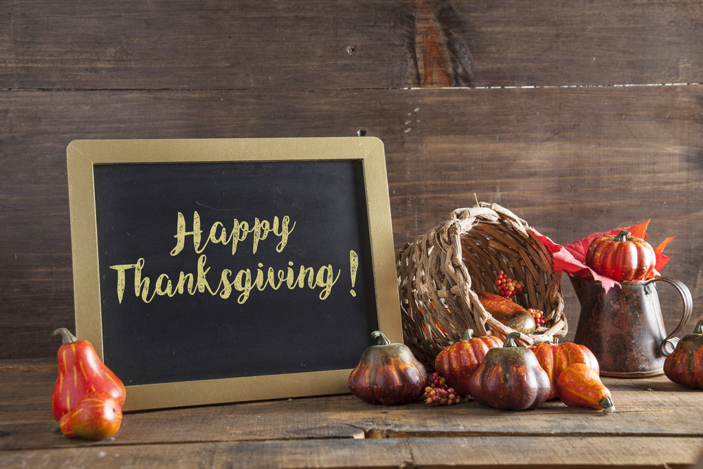 Happy Thanksgiving napisane żółtym kredą na czarnej tablicy B - Zdjęcie, obraz