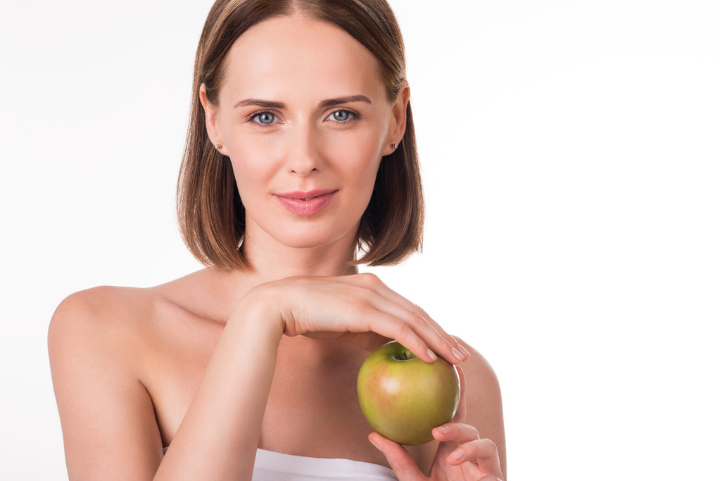 緑のリンゴを持つかわいい若い女性 - 写真・画像