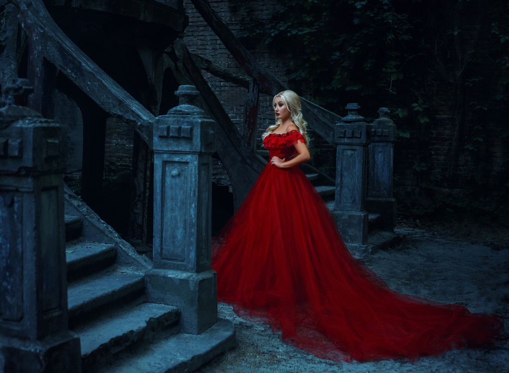 Szép szőke lány egy luxus piros ruha. - Fotó, kép