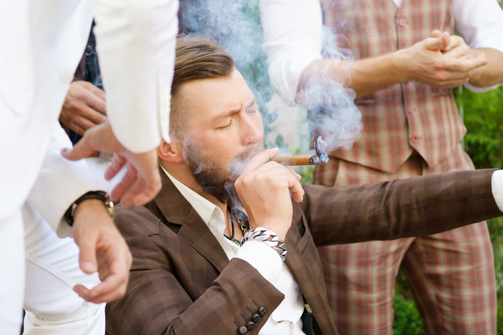 Κομψό όμορφος άντρας απολαμβάνει τσιγάρων με φίλους - Φωτογραφία, εικόνα