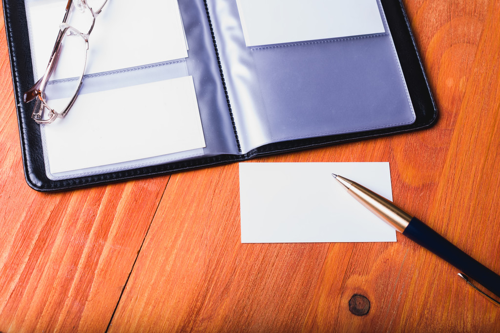 Businesscard houder, pen op een houten tafel - Foto, afbeelding