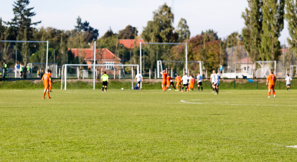 Joueurs de football flous jouant à un match de football amateur
 - Photo, image