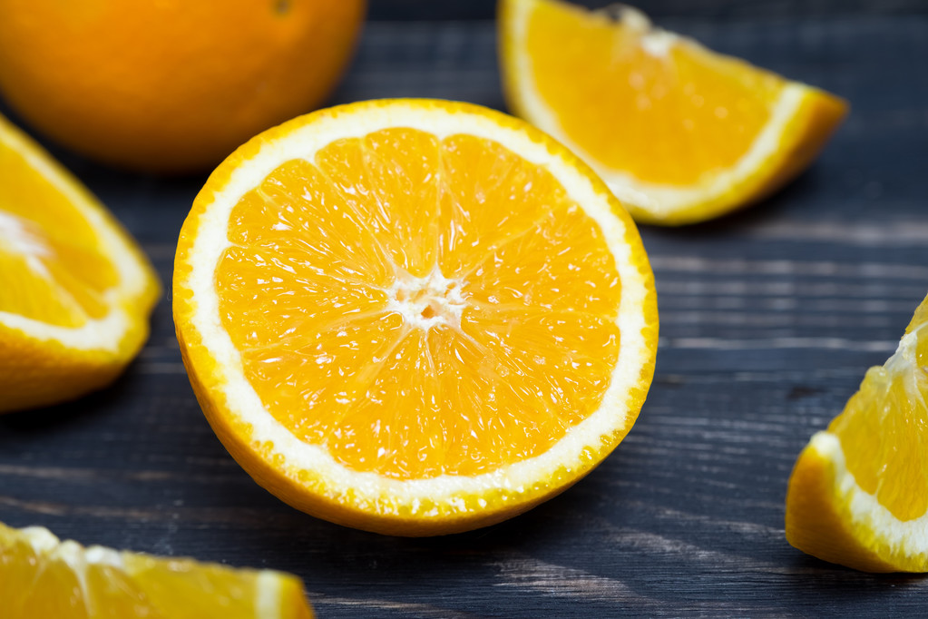 Orangene Früchte auf braunem Holzhintergrund - Foto, Bild