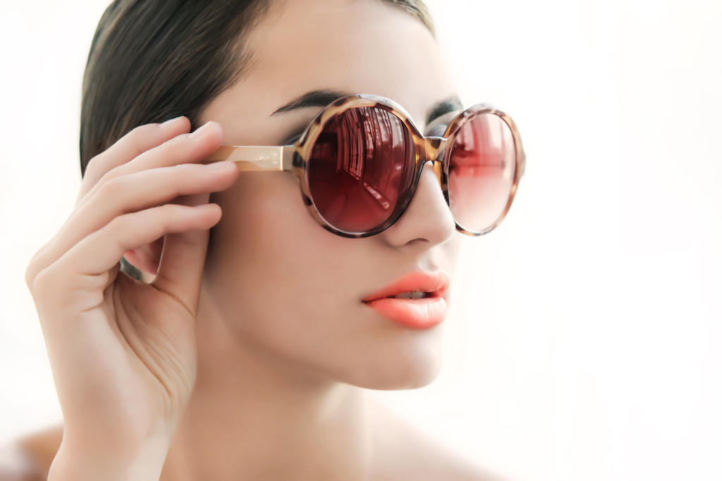 Retrato de una hermosa modelo de moda en gafas de sol
. - Foto, imagen