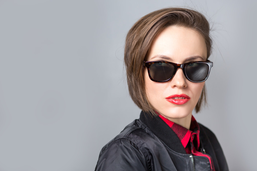 Kısa saç ve güneş gözlüğü moda model - Fotoğraf, Görsel