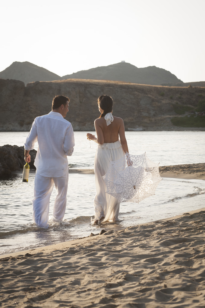sposa e sposo a piedi al mare
  - Foto, immagini
