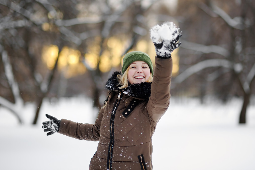 νεαρή γυναίκα διασκεδάζοντας το χειμώνα  - Φωτογραφία, εικόνα