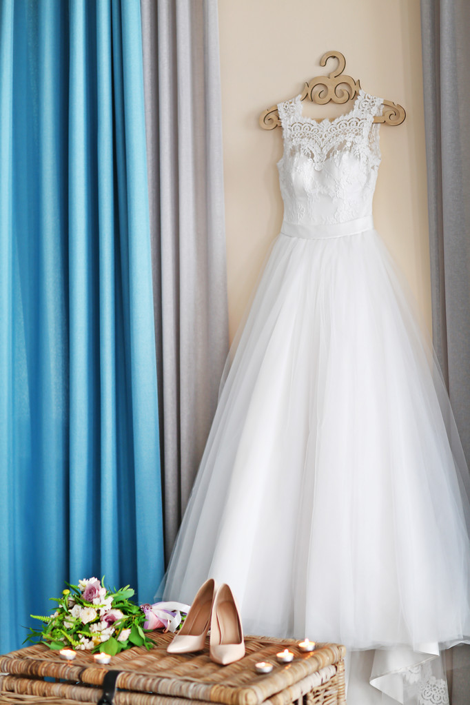 Schuhe auf Weidenbrust und Hochzeitskleid - Foto, Bild