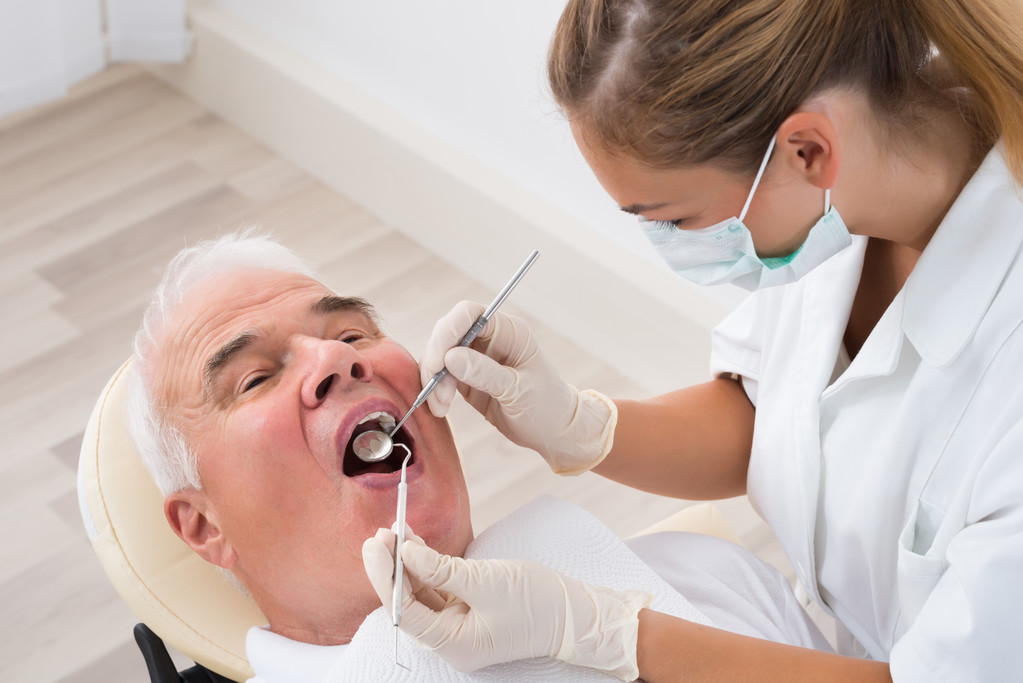 Ο άνθρωπος που υποβάλλονται σε οδοντιατρική θεραπεία - Φωτογραφία, εικόνα