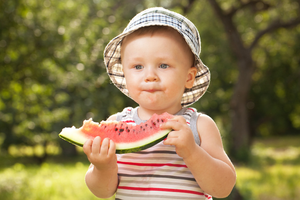 Charmant bébé avec une grosse tranche de pastèque
 - Photo, image
