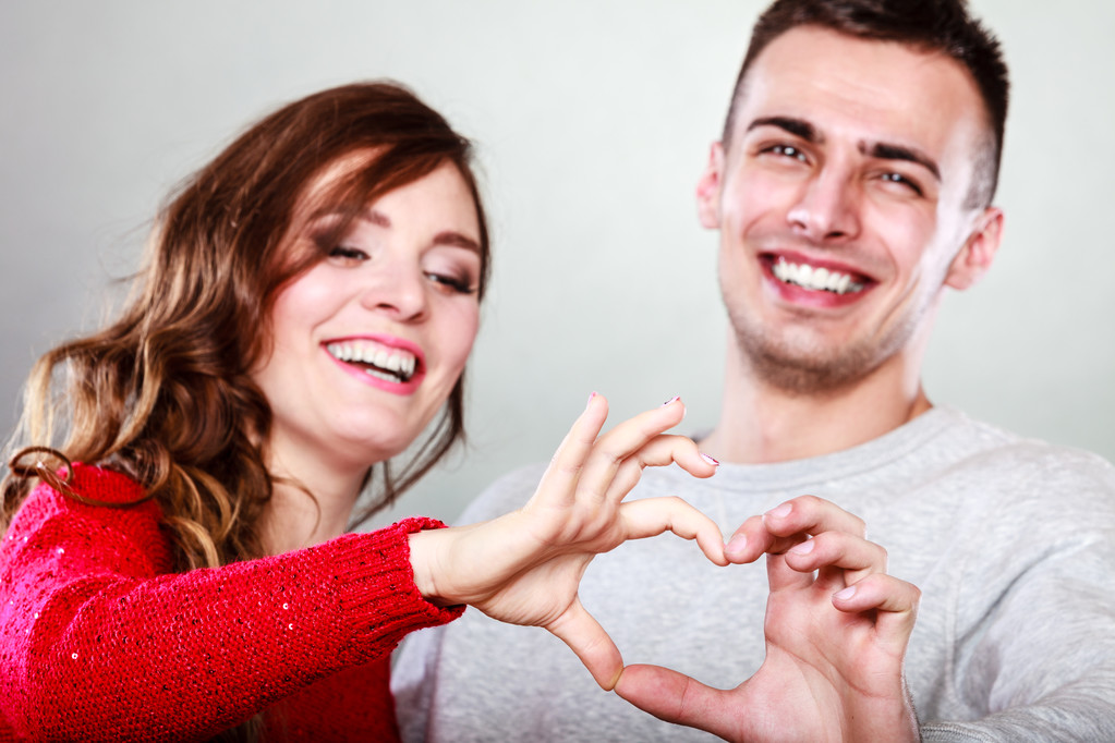 Giovane coppia che fa forma di cuore dalle mani - Foto, immagini