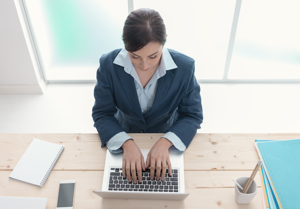Trabajador de oficina usando un ordenador portátil
 - Foto, imagen