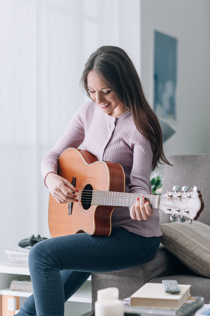 meisje spelen gitaar thuis - Foto, afbeelding