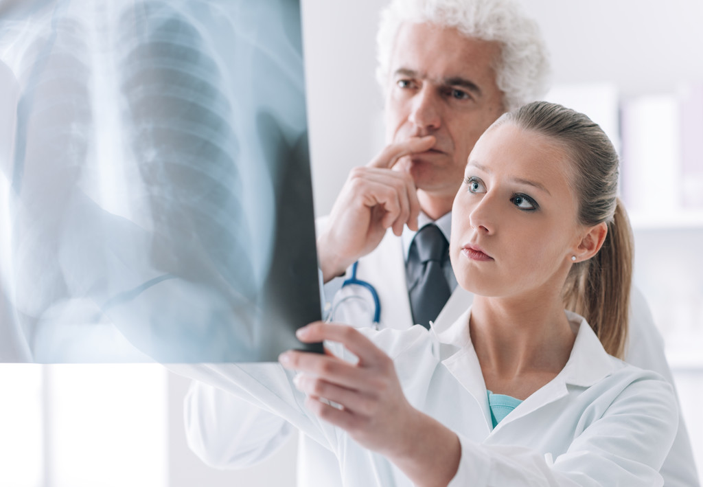 Medisch personeel controle een röntgenfoto - Foto, afbeelding