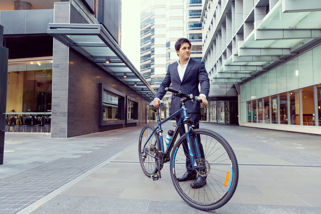 Succesvolle zakenman fietsten - Foto, afbeelding