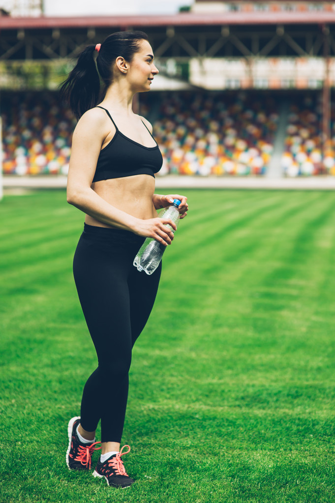 Mladá dívka cvičení na stadionu - Fotografie, Obrázek