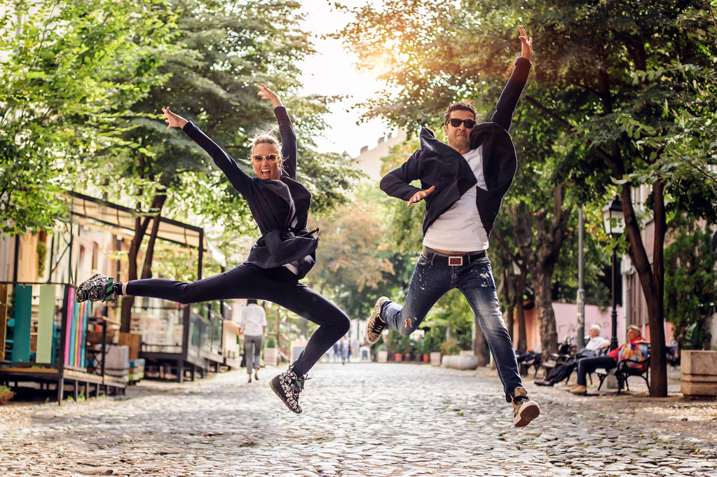 attraktive Frau und schöner Mann springen auf die Straße - Foto, Bild