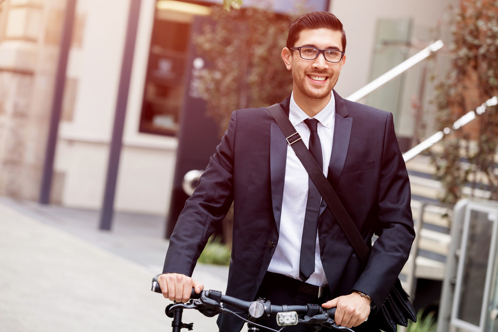 jonge zakenmensen met een fiets - Foto, afbeelding