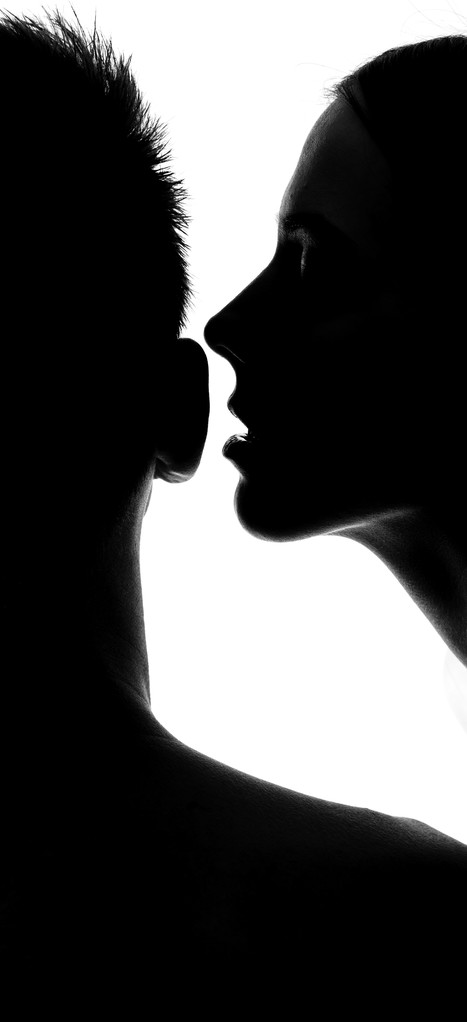 Vrouw fluisteren oor in studio silhouet - Foto, afbeelding