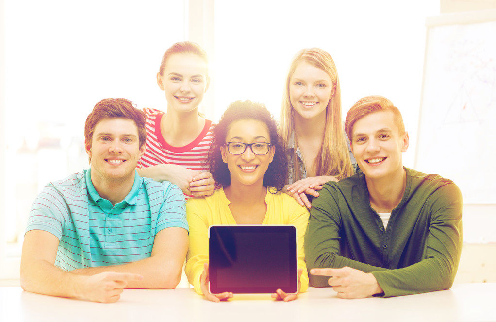estudantes sorrindo mostrando tablet pc tela em branco
 - Foto, Imagem