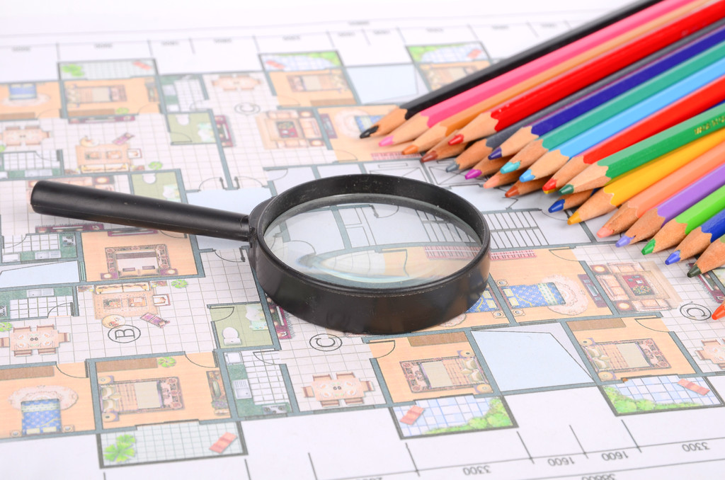 Plan de maison, loupe et crayon de couleur
 - Photo, image
