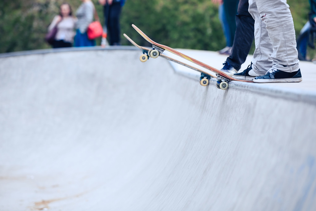 Skater na deskorolce stojącej na Skate Park betonu rampa - Zdjęcie, obraz