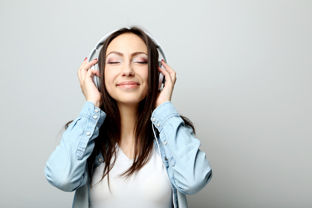  vrouw die muziek luistert  - Foto, afbeelding