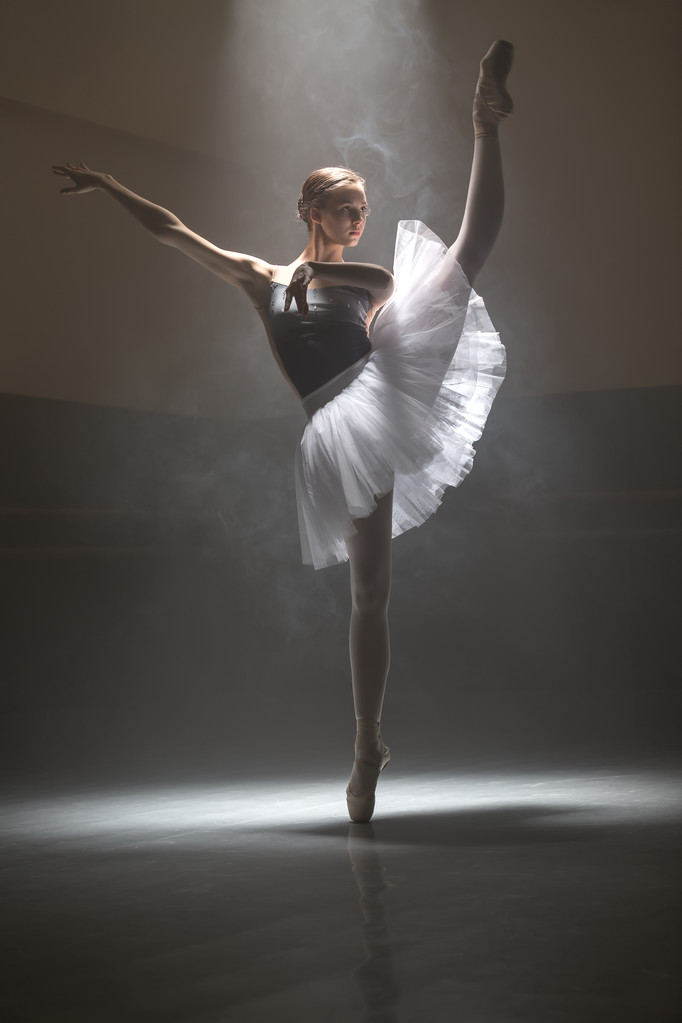 A fehér tutu balerina - Fotó, kép