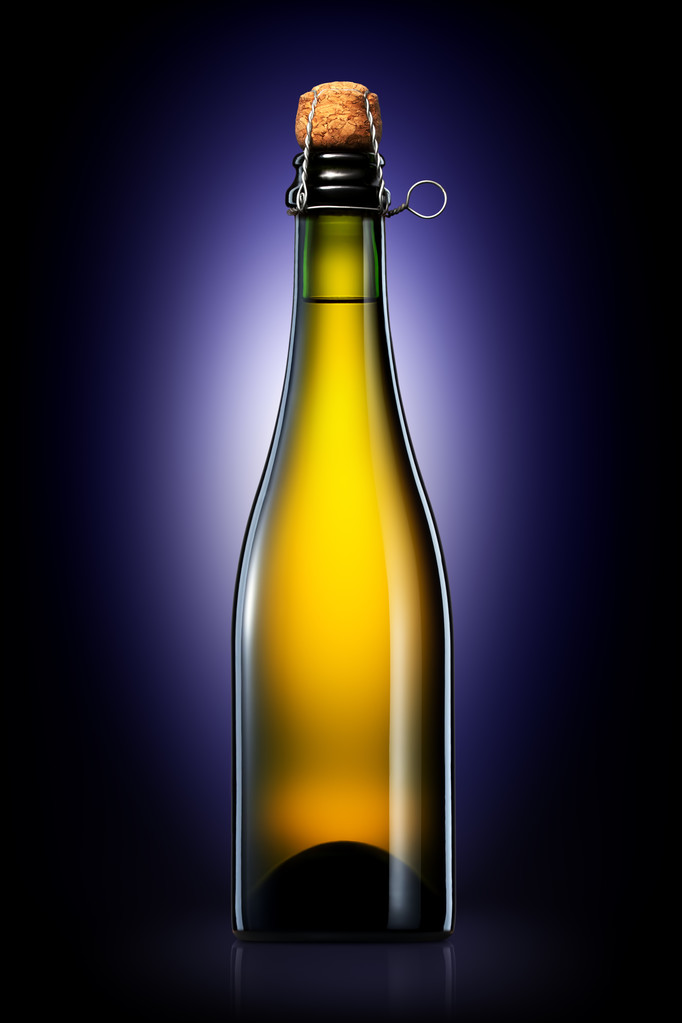 Flasche Bier, Cider oder Champagner isoliert auf schwarzem Hintergrund - Foto, Bild