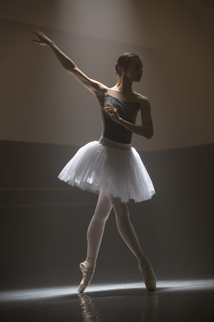 A fehér tutu balerina - Fotó, kép