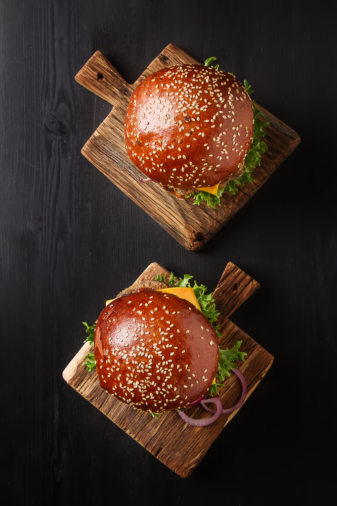 Detailní domácí hovězí hamburger s hlávkovým salátem a majonézou se - Fotografie, Obrázek