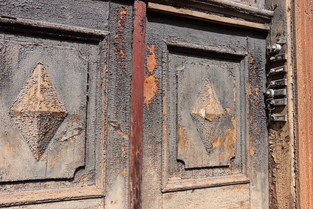 Cascabeles de puerta anticuados y dañados
 - Foto, Imagen