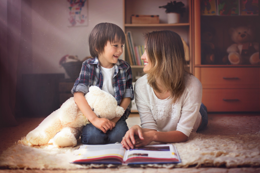 Молода мама, читати книгу своїй дитині, хлопчик у вітальні
 - Фото, зображення