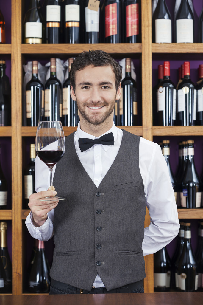 Barman drží sklenka na červené víno - Fotografie, Obrázek