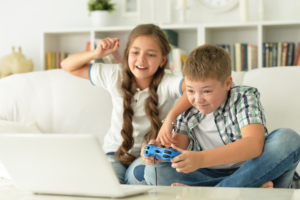 Frère et sœur jouent à des jeux vidéo
 - Photo, image