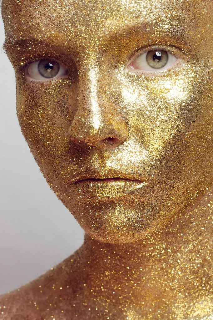 Magisches Mädchenporträt in Gold. goldenes Make-up - Foto, Bild