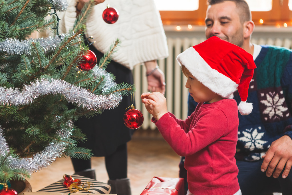 Çocuk ailesiyle Noel ağacı süsleme - Fotoğraf, Görsel