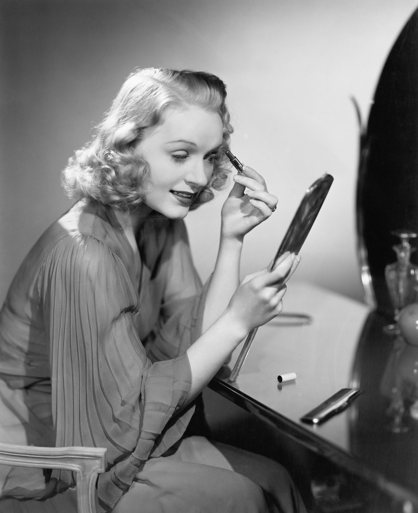 mujer aplicando maquillaje - Foto, Imagen
