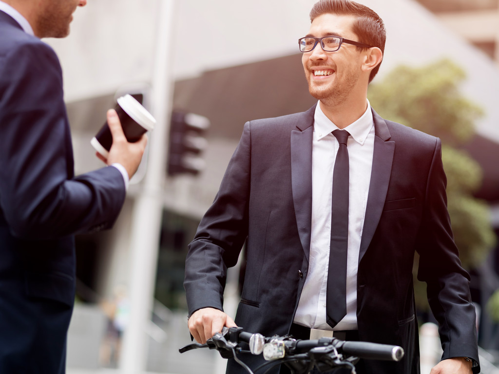 jonge zakenmensen met een fiets - Foto, afbeelding