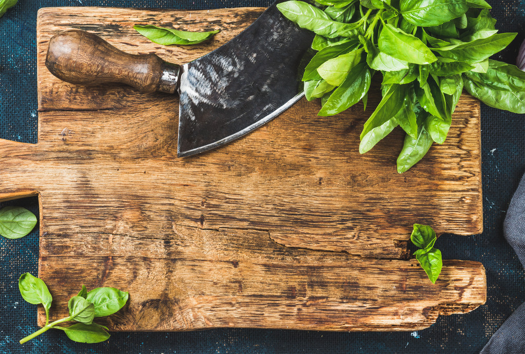 Feuilles de basilic vert frais avec couteau à hachoir aux herbes
 - Photo, image