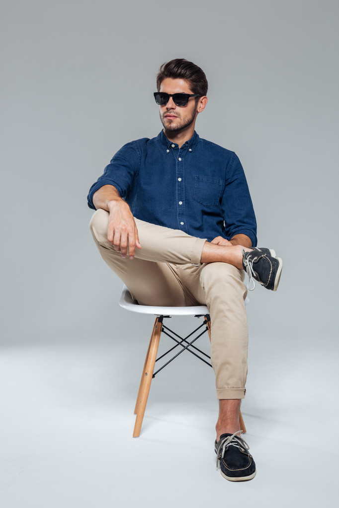 bel homme détendu dans des lunettes assis sur la chaise
 - Photo, image
